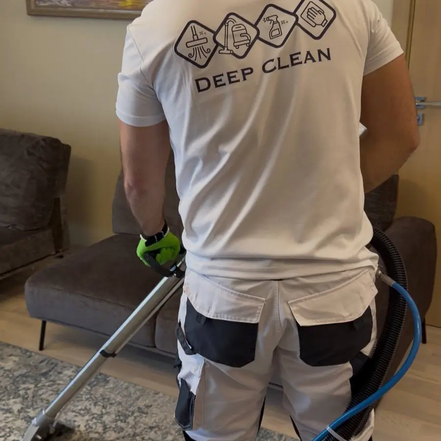 Deep Clean tīrīšanas darbu piemērs — dīvāna ķīmiskā tīrīšana ar ekstrakcijas iekārtu