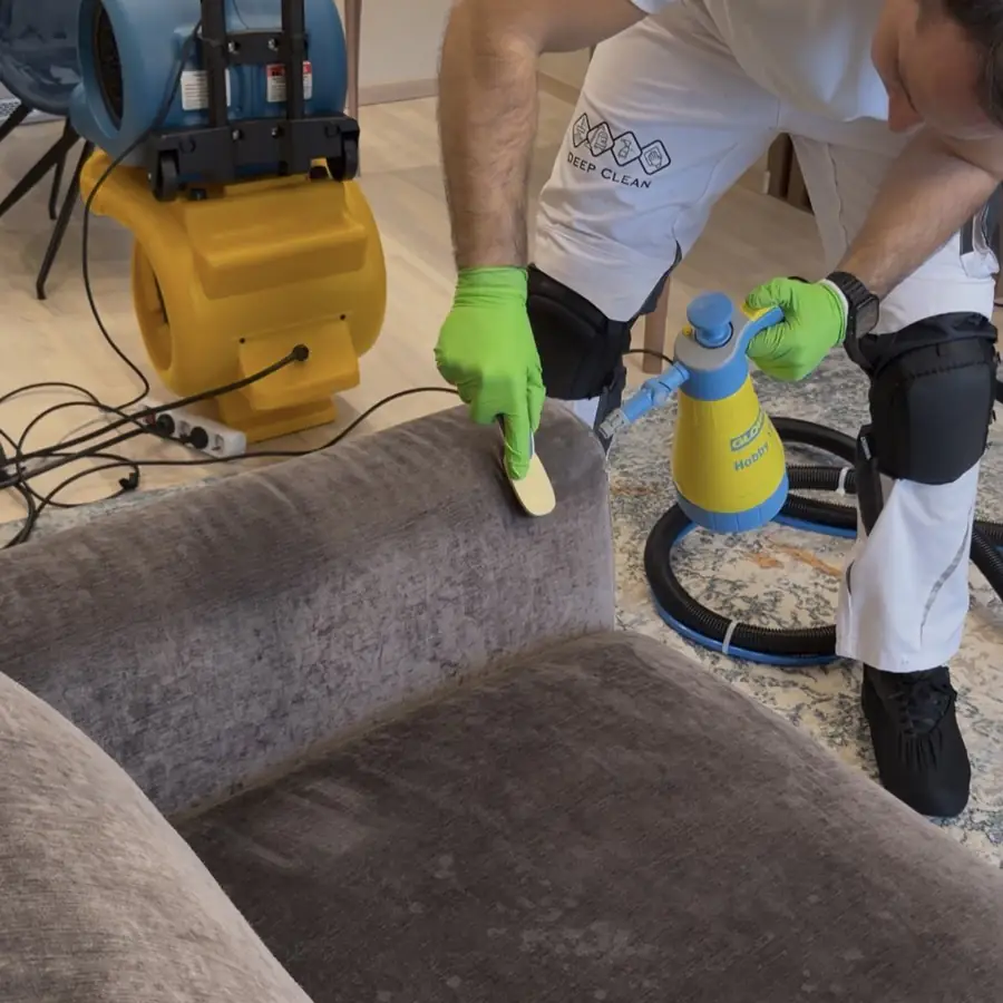Deep Clean tīrīšanas darbu piemērs — traipu izvadīšana no mīkstajām mēbelēm