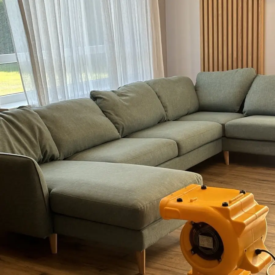 Deep Clean tīrīšanas darbu piemērs — stūra dīvāna ķīmiskā tīrīšana