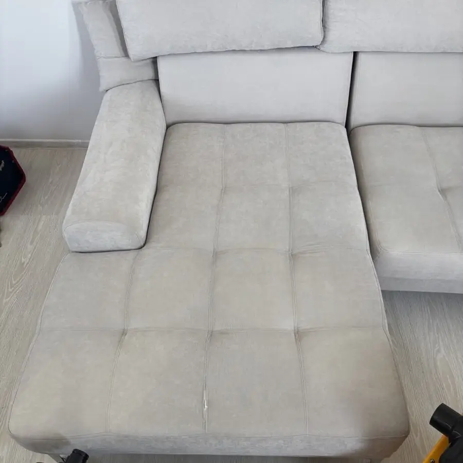 Deep Clean tīrīšanas darbu piemērs — stūra dīvāna ķīmiskā tīrīšana