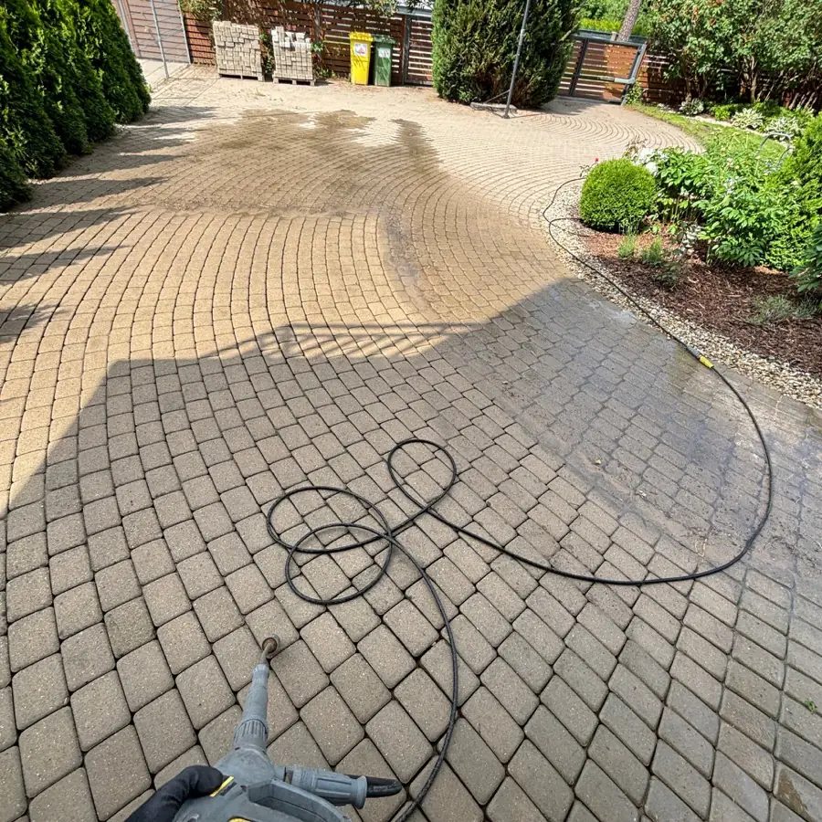 Deep Clean tīrīšanas darbu piemērs — bruģa mazgāšana ar augstu spiedienu