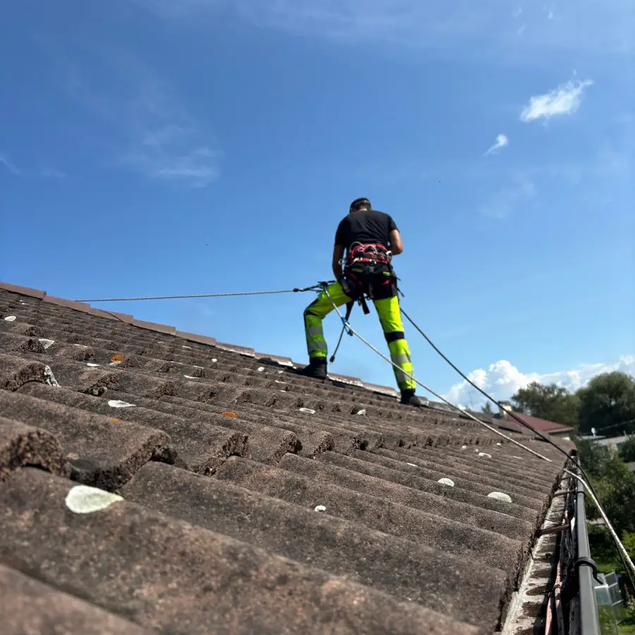 Deep Clean tīrīšanas darbu piemērs — jumta tīrīšana