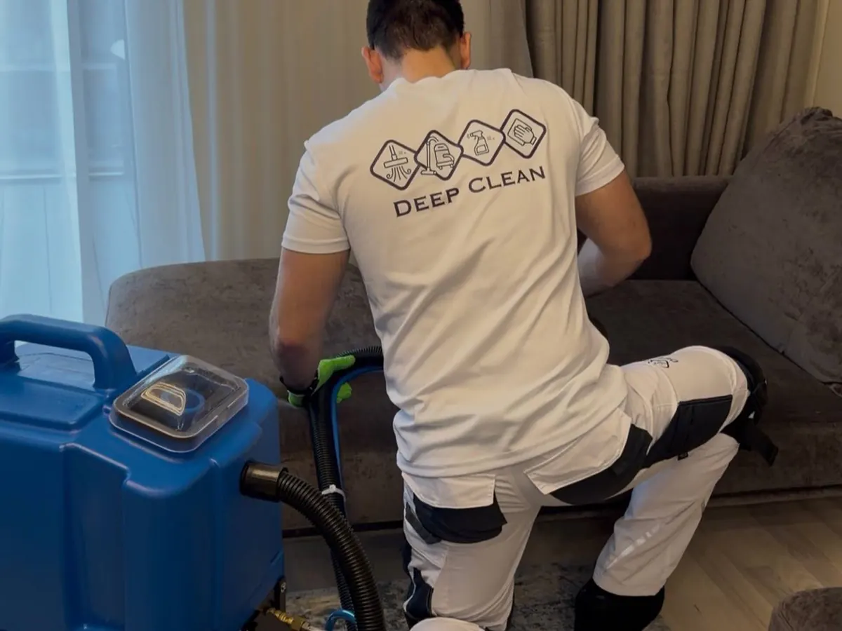 Deep Clean darbu piemērs — mīksto mēbeļu un paklāju tīrīšana